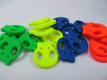 Load image into Gallery viewer, 25x BRIGHT NEON COLOURS SCARY SKULL HEAD JEWELLERY BEADS CHARMS 25mm UK SELLER
