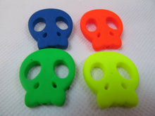 Load image into Gallery viewer, 25x BRIGHT NEON COLOURS SCARY SKULL HEAD JEWELLERY BEADS CHARMS 25mm UK SELLER
