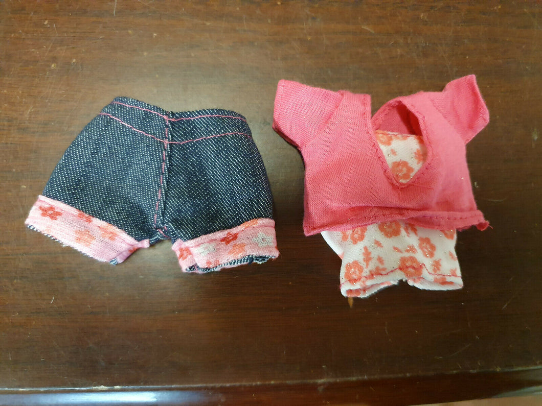 1x DOLL'S CLOTHING 2 PIECE SET DENIM SHORTS AND T-SHIRT BLOUSE FREE UK P&P