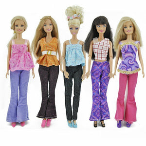 5x DOLL'S SIZED CLOTHING JEANS TOP BLOUSE SHIRT OUTFITS, 5 SHOES 5 HANGERS
