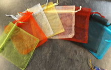 Load image into Gallery viewer, 20x MIXED PLAIN HEARTS FLOWER ORGANZA BAGS WEDDING FAVOUR 11cmx9cm UK SELLER
