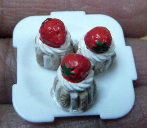 DOLLS HOUSE MINIATURE FOOD GATEAUX 3 x SMALL STRAWBERRY CAKES & PLATE 1/12 SCALE