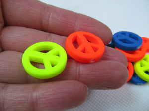 25x BRIGHT NEON COLOURS 60s PEACE HIPPY LOGO JEWELLERY BEADS CHARMS UKSELLER