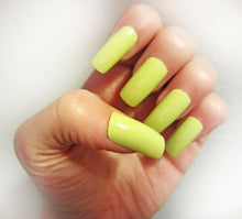 Load image into Gallery viewer, 100 x LIME GREEN FALSE FAKE ACRYLIC FULL FRENCH NAILS TIPS ART MAKE UP UK SELLER
