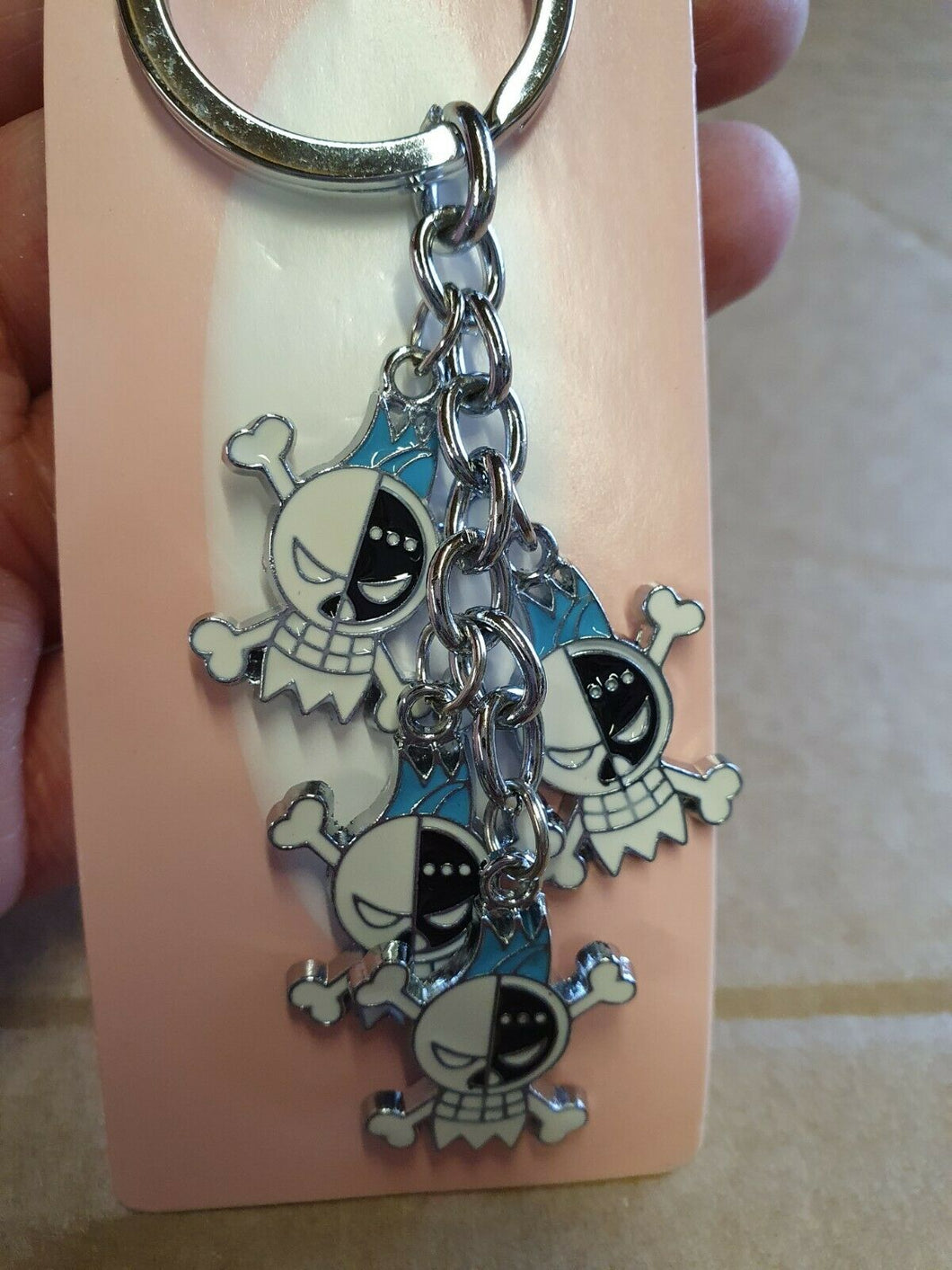 4 PIECE WHITE SKULL CROSS & BONE GOTH BIKER ENAMEL KEYRING HANDBAG CHARM UKSELL