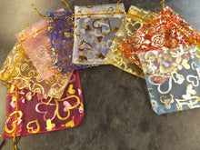Load image into Gallery viewer, 20x MIXED PLAIN HEARTS FLOWER ORGANZA BAGS WEDDING FAVOUR 11cmx9cm UK SELLER

