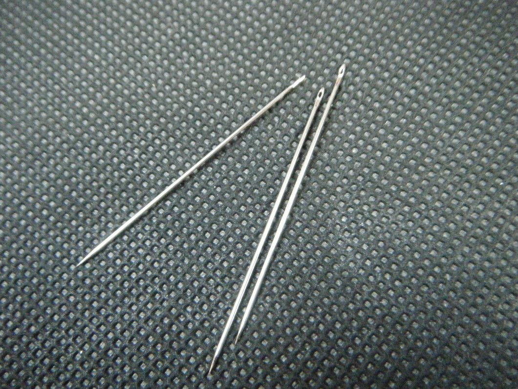 30x ASSORTED DRESS MAKERS TAILORS HAND SEWING NEEDLES IN PLASTIC CASE UK SELLER