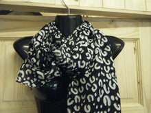 Load image into Gallery viewer, FASHION &quot;U&quot; PRINT PINK BLACK ANIMAL LEOPARD PRINT LADIES SCARF SHAWL UK SELLER
