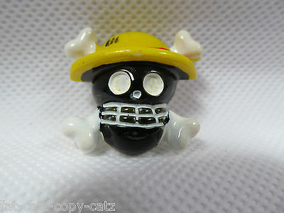 SCARY BLACK SKULL & CROSS BONE WITH YELLOW HAT BADGE PINS GIFT IDEA UK SELLER