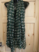 Load image into Gallery viewer, FASHION LARGE PINK SKULL &amp; CROWN PRINT LADIES SCARF 70&quot;x40&quot; 6 COLOURS UK SELLER

