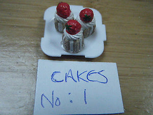 DOLLS HOUSE MINIATURE FOOD GATEAUX 3 x SMALL STRAWBERRY CAKES & PLATE 1/12 SCALE