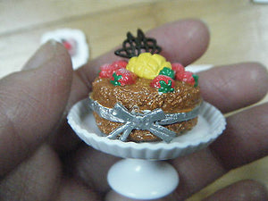 DOLLS HOUSE MINIATURE FOOD GATEAUX 3 x SMALL STRAWBERRY CAKES & PLATE 1/12 SCALE