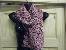 Load image into Gallery viewer, FASHION &quot;U&quot; PRINT PINK BLACK ANIMAL LEOPARD PRINT LADIES SCARF SHAWL UK SELLER
